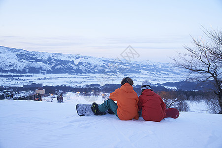  坐在雪地里休息的情侣图片
