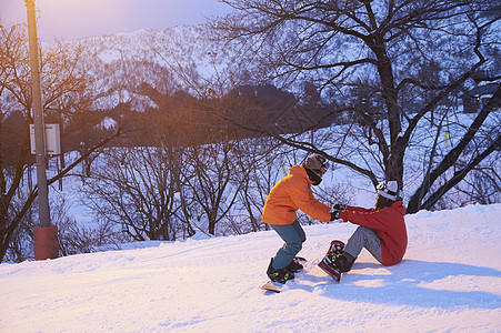 滑雪场地上滑雪的情侣高清图片