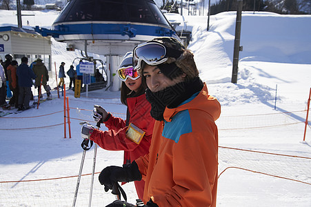 滑雪场上身着滑雪装备的情侣图片