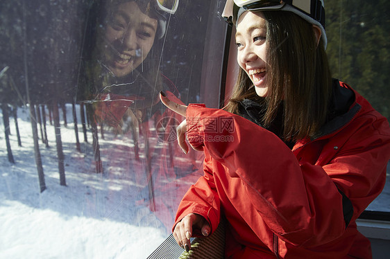 滑雪场上坐缆车的女孩图片