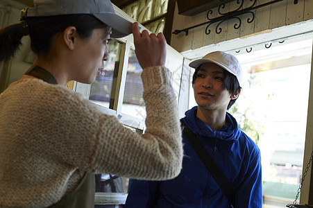 在餐厅取餐的外卖员图片