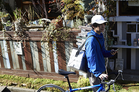 推着自行车准备送餐的外卖员图片