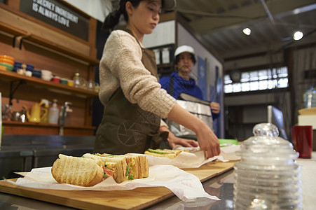 外卖小哥到店取餐等候图片