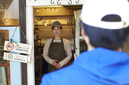 外卖小哥到店取餐等候图片