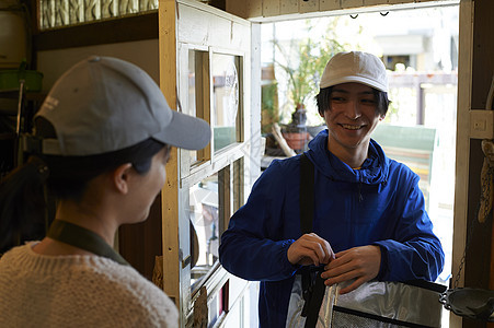 外卖小哥到店取餐图片