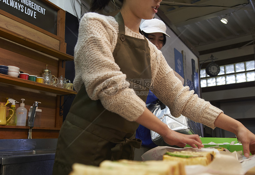 外卖小哥到店取餐等候图片