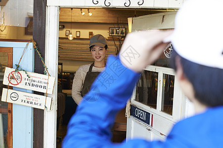 外卖小哥到店取餐等候图片