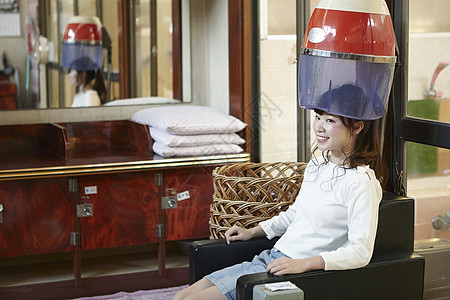 坐在澡堂更衣室的女孩图片素材