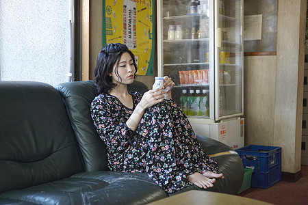 女性在沙发上喝牛奶放松图片