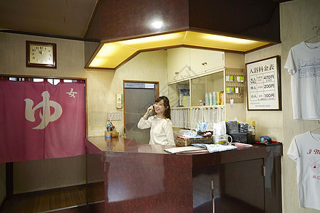 日本公共浴室前台工作人员图片