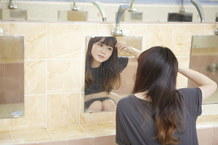 沐浴洗浴区的年轻女人图片
