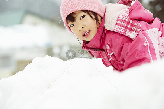 雪地里玩耍的小女孩图片