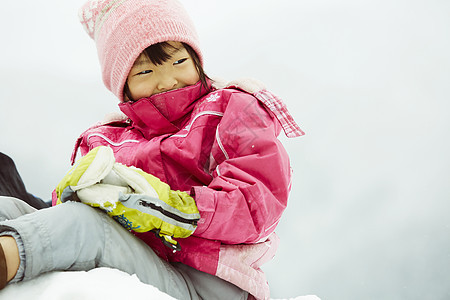 雪地上玩耍的小女孩图片