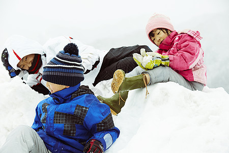 雪地里玩耍的孩子们图片