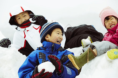 雪地里玩耍的孩子们图片