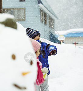 雪地里玩耍的孩子们图片