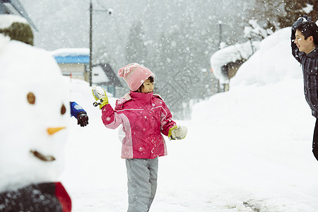 雪地里玩耍打雪仗的孩子们图片