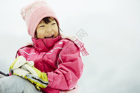 雪地里玩耍的小女孩图片