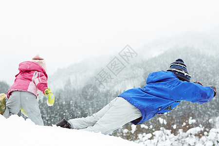 雪地里玩耍的孩子们图片