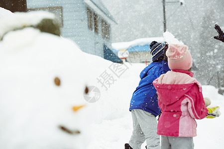 雪地里玩耍的孩子们背影图片