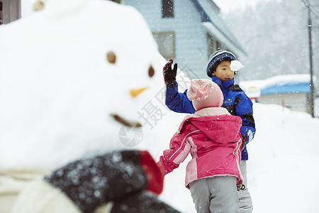 户外雪地打雪仗的孩子们图片