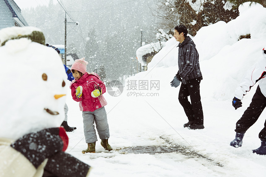 雪地里玩耍的朋友们图片