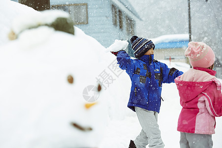 雪地里进行雪球大战的孩子们图片