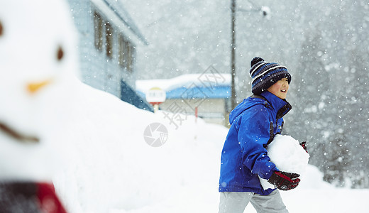 下雨天抱着大雪球的小男孩图片