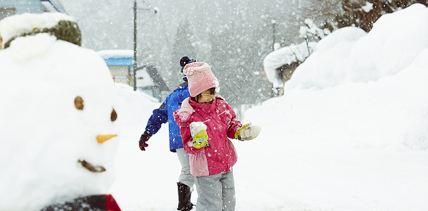 雪地里进行雪球大战的孩子们图片