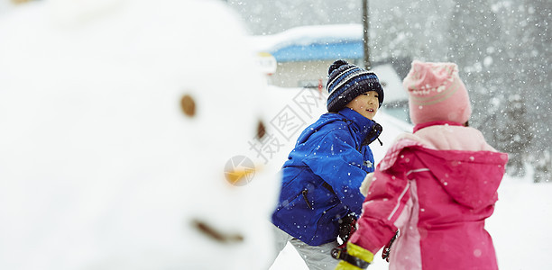 雪地里玩耍的孩子们图片