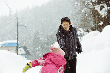 雪地里玩耍的孩子们图片