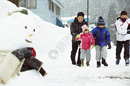 雪地里玩耍的孩子们图片