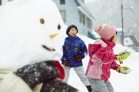 雪地里玩耍的孩子们图片