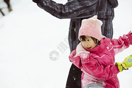 雪地里玩耍的小女孩图片