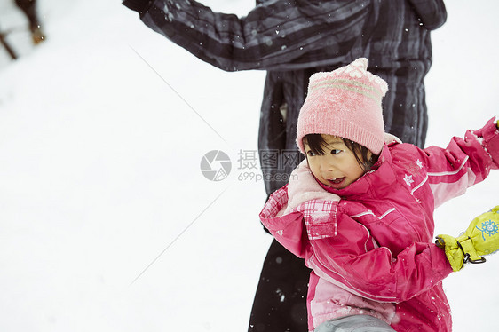 雪地里玩耍的小女孩图片