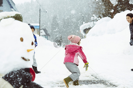 户外雪地打雪仗的孩子们图片