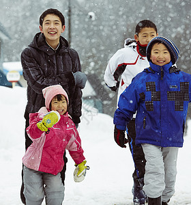 雪地里玩耍的孩子们图片