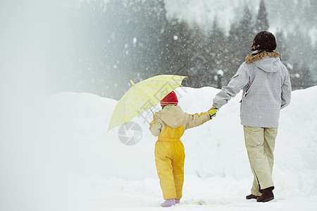 雪天户外散步的母女图片