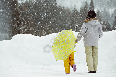 下雪天户外散步的母女图片