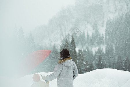 雪天户外散步的母女图片