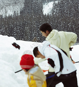 使用雪铲除雪的孩子们图片