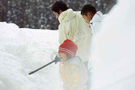 户外雪地铲雪的孩子们图片