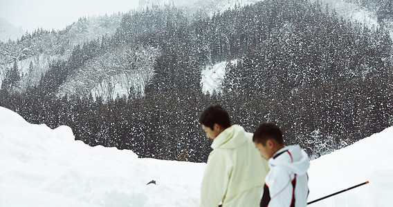 孩子们在下雪的山岭图片