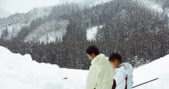 孩子们在下雪的山岭背景图片