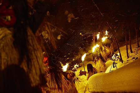 雪花时光夜晚举行的火把祭祀仪式背景