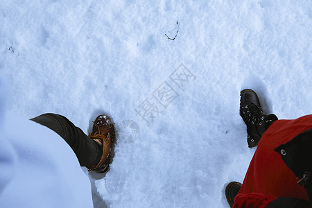 雪地里踩图案图片