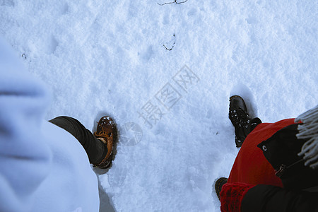 踩在雪地上的脚特写图片