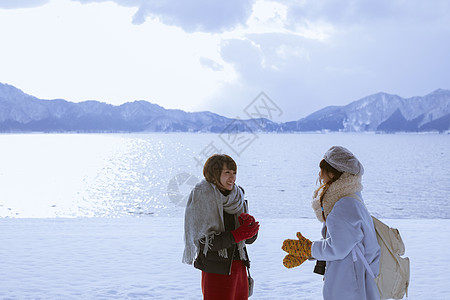 雪景区湖畔玩耍的少女们图片