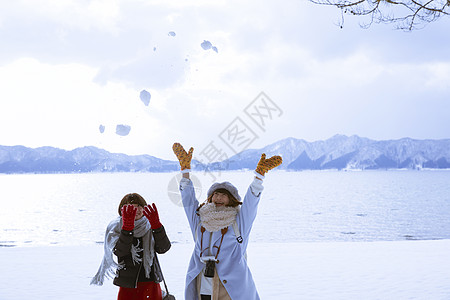 雪地里开心玩耍的少女图片