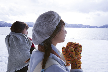 冬季观光雪景区的少女图片